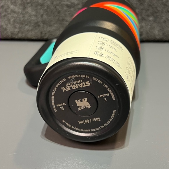 Stanley Quencher H2.0 FlowState Tumbler in the "Hyper Geo" colorway. - Picture 10 of 15